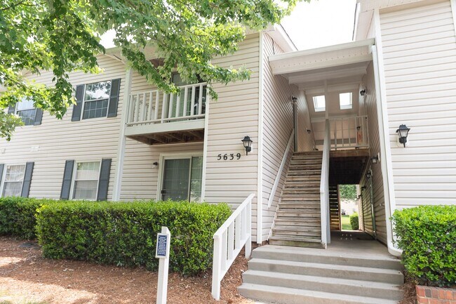 Building Photo - 2 Bed, 1 Bath Condo off Wendover Ave Greensboro, NC