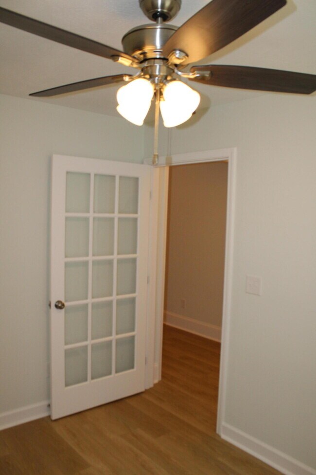 Building Photo - 921 Holbrook Dr