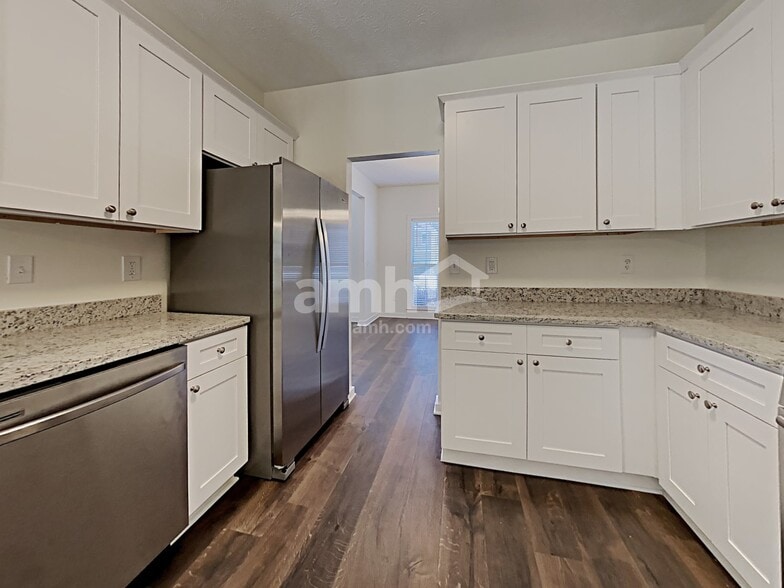 Building Photo - 3075 Kings Dr