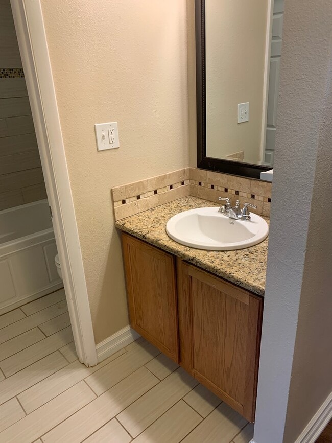 Building Photo - Top Floor Condo in Southeast Denver 2 bed ...