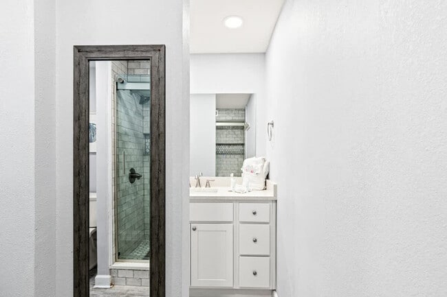 Building Photo - 8743 Thomas Dr