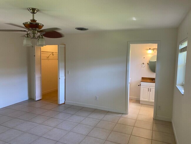 Building Photo - 956 Tulip Ln