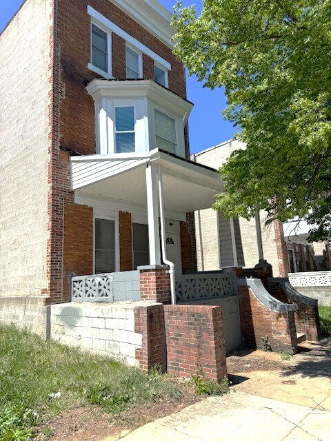 Building Photo - 2402 Lakeview Ave