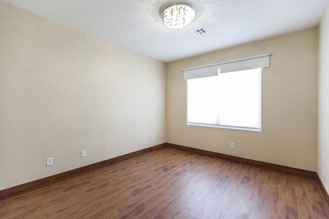 Building Photo - Rhodes Ranch Golf Course View