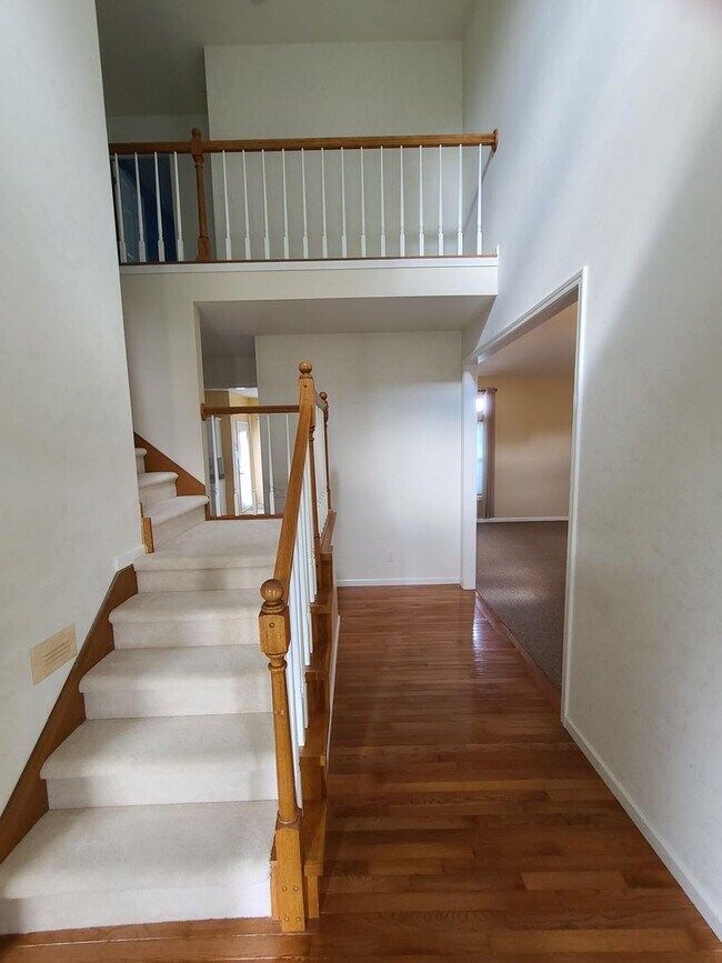 Building Photo - 5 Bedroom 2 and 1/2 bathrooms located in Cherry Hills Subdivision! Available Now!