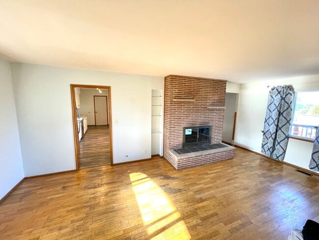 Building Photo - 4-Bedroom North Tacoma Home with Stunning ...
