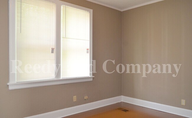 Building Photo - FIRST MONTH FREE; Adorable Duplex in Crosstown Area!