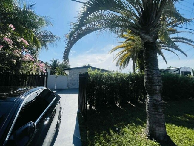 Building Photo - 2531 Gulfstream Ln