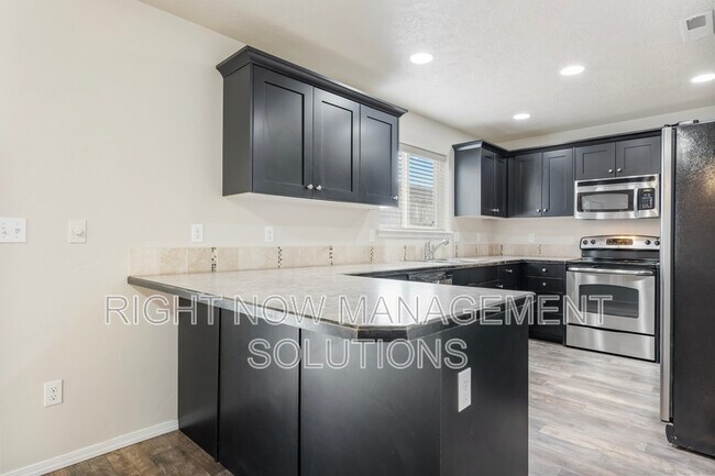 Building Photo - 1860 E Adelaide Dr