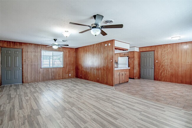 Building Photo - 365 FM247