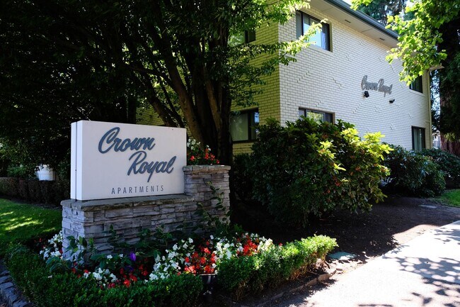 Building Photo - Timeless 3 Bedroom in Vibrant Irvington!