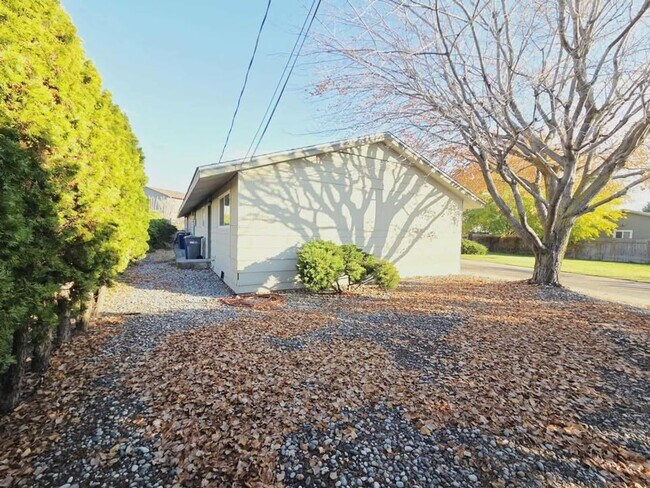 Building Photo - 1037/1039 Eastmont Ave. Duplex