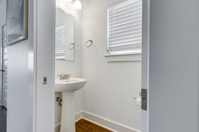 Building Photo - Convenient Nashville Rental Near Percy Pri...