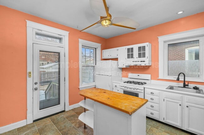 Building Photo - 5223 Bancroft Ave