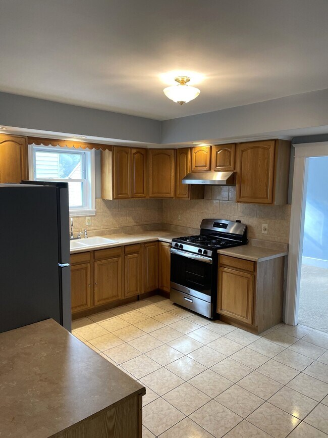 Building Photo - "Charming 3-Bedroom Apartment in Worcester...