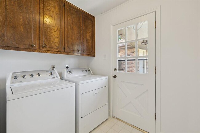 Building Photo - 7202 Squirrel Oak Cir