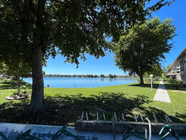 Building Photo - 300 NE 191st St