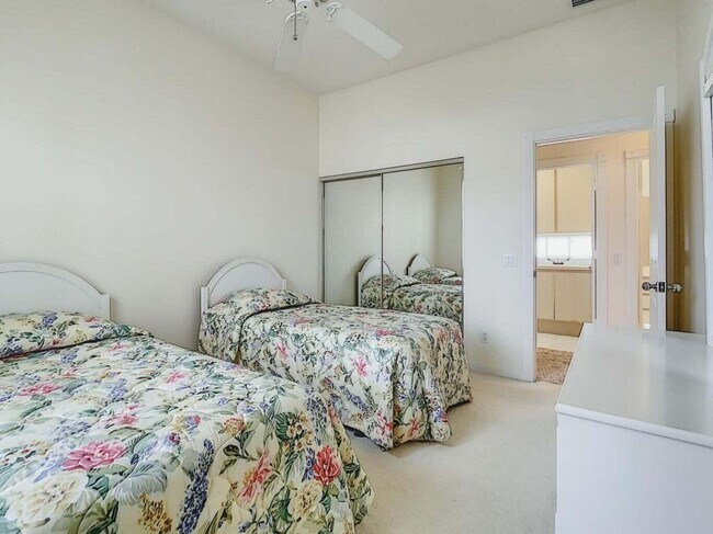 Building Photo - 8533 SE Palm Hammock Ln