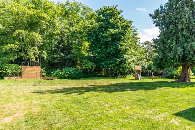 Building Photo - 3 Bed 2 Bath beautiful home on a corner lot in Admirals Cove