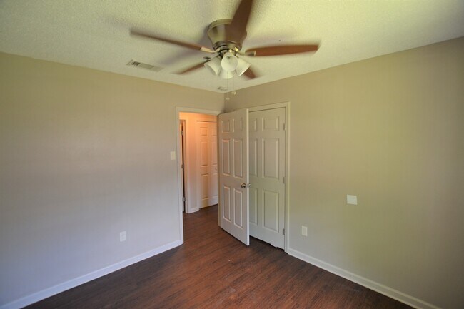 Building Photo - Charming 3 bedroom Duplex Conveniently Loc...