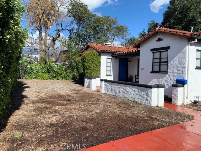 Building Photo - 1574 N Orange Grove Ave