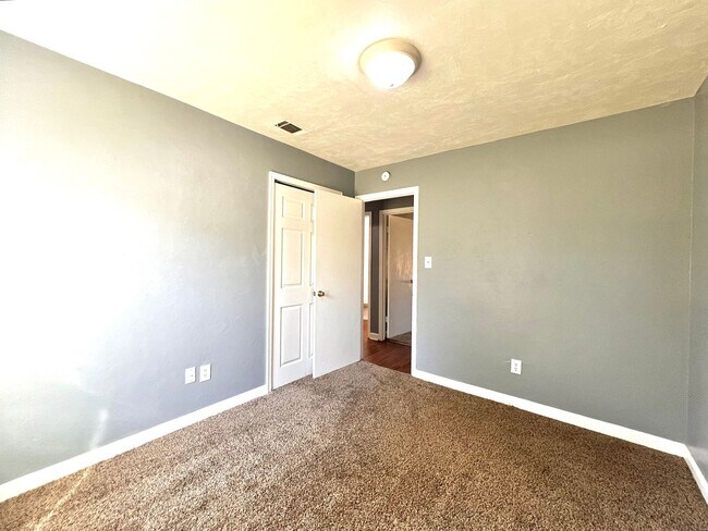 Building Photo - Super house on large private lot