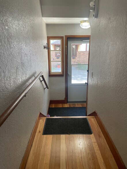 Entrance hallway - 261 Robie St W