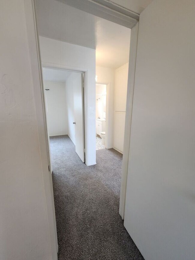 Building Photo - $1000 REBATE!! Delightful La Mesa 2BR/1BA in Small Complex