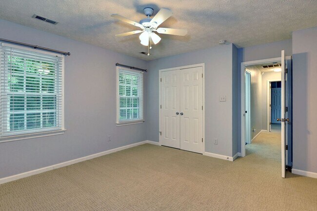 Building Photo - Renovated and Updated Woods of Tabb Home