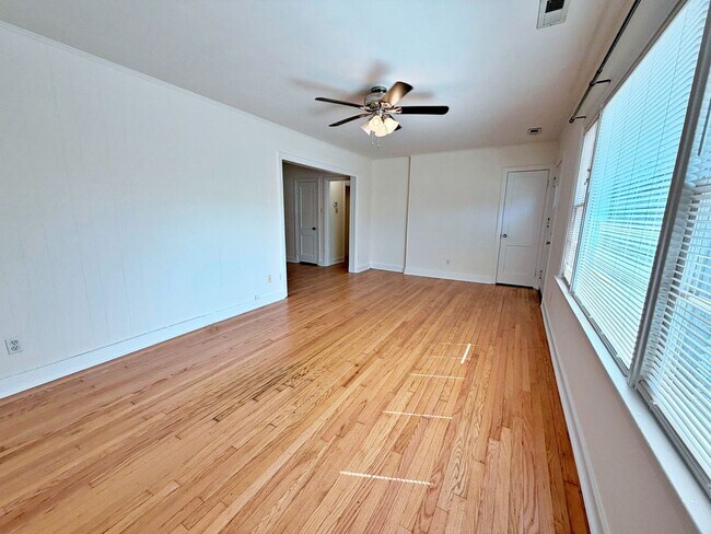 Building Photo - Rancher with Large Back Yard!