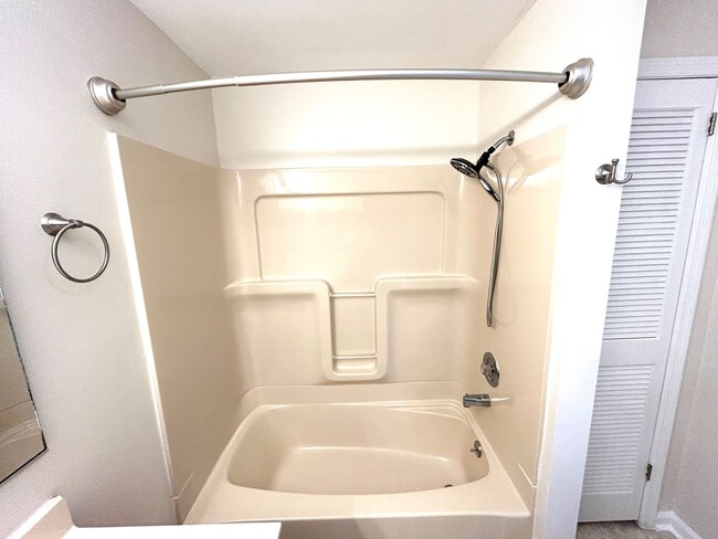 Building Photo - Weaverville - Clean and Tidy! Home Office,...