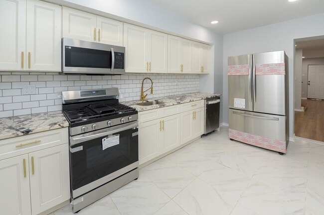Building Photo - Renovated 3-Bedroom Townhome in Prime Germ...