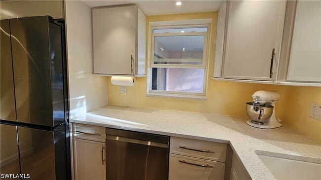 Building Photo - 301 6th Ave S