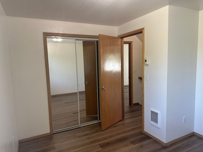 Building Photo - Freshly updated 3 bedroom 2 bathroom duple...
