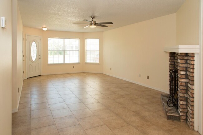 Building Photo - "Charming 3-Bedroom Retreat with 2 Full Baths in Mary Esther, FL!"