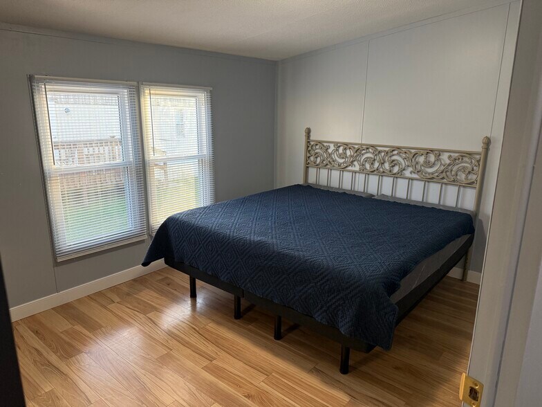 Building Photo - 700 S Clyde St