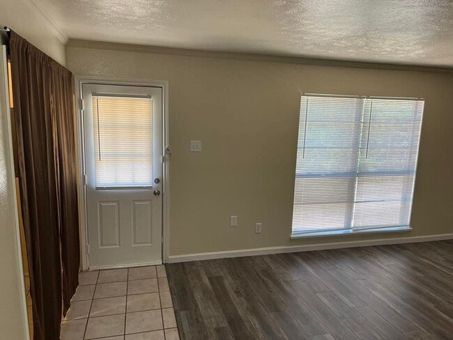Building Photo - Nice 3 Bedroom Home