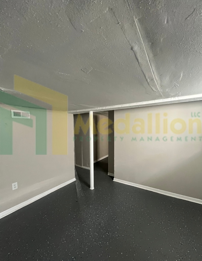 Building Photo - Spacious 4-5 Bedroom, 2-Bath Corner Lot Ho...