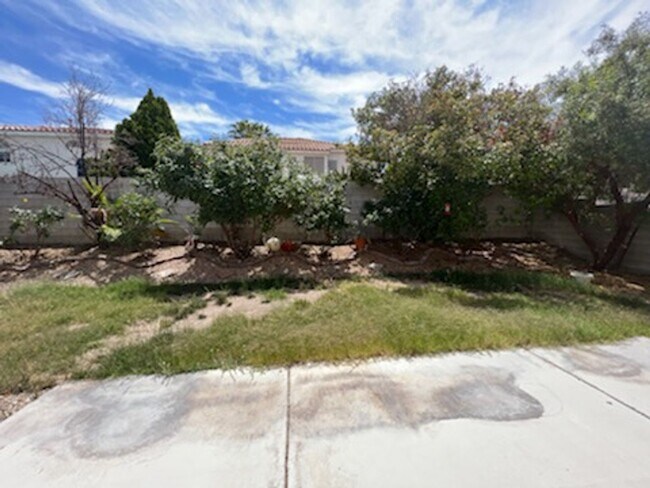 Building Photo - LARGE Spacious 5 Bedroom Single Family Home!!