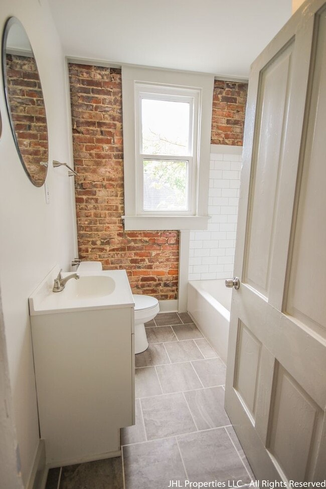 Building Photo - Updated 2 Bedroom 1 Bathroom in Downtown C...