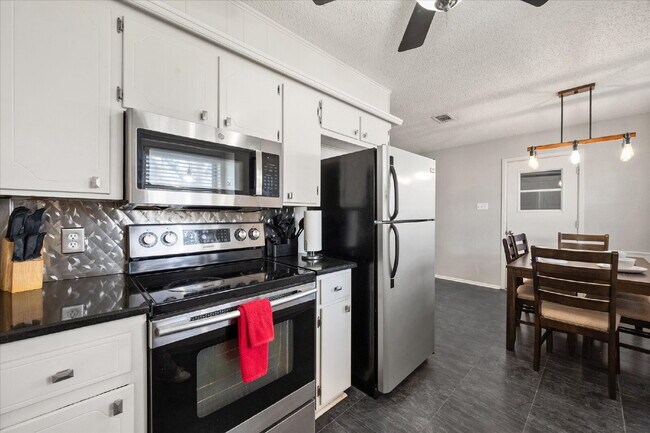 Building Photo - Fully Furnished Long-Term Rental!!