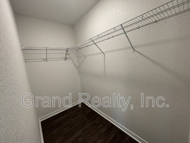 Building Photo - 6217 Fox Run St