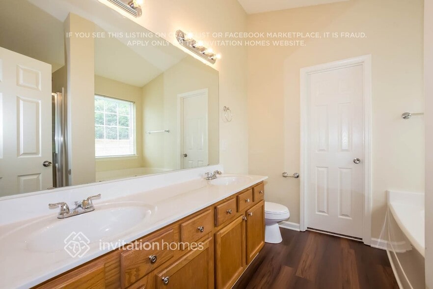 Building Photo - 10728 Glenluce Ave