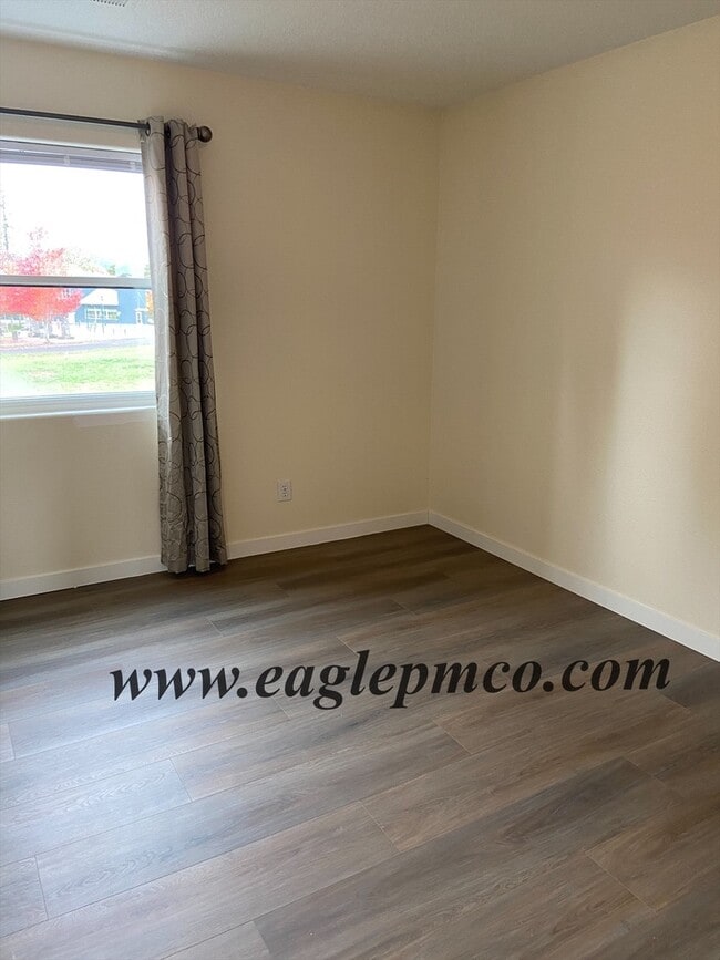 Building Photo - 13820 SE Campfire Way