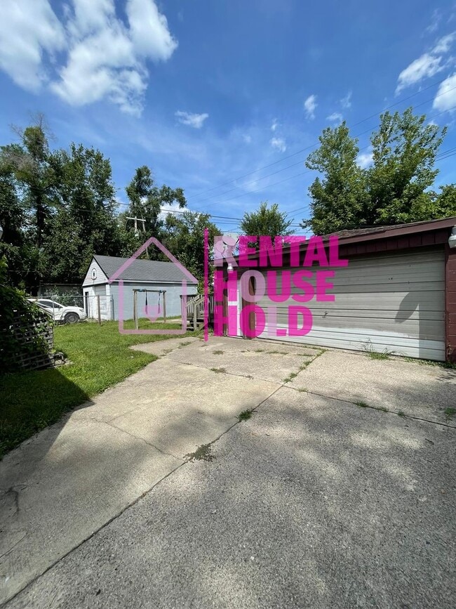 Building Photo - 15368 Hubbell Ave