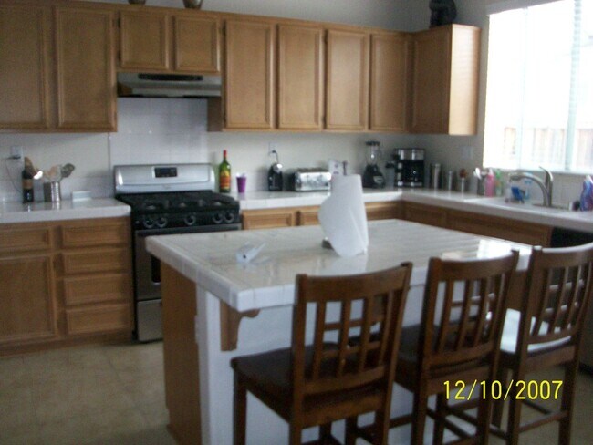 Building Photo - 5 bedroom 3 bathroom home in Eastvale!
