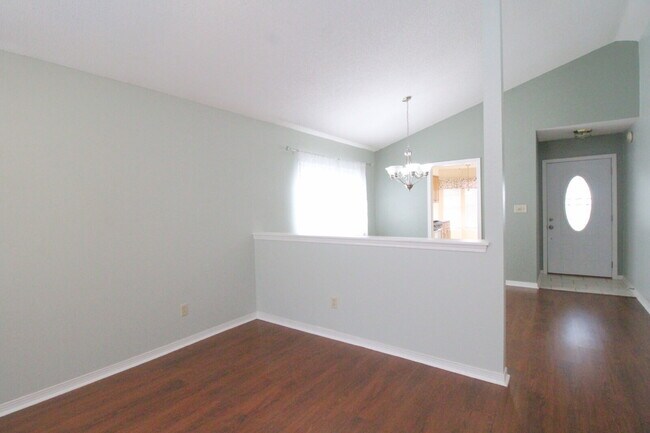 Building Photo - NE Pensacola 2BR/2BA with Ensuite, Dining ...