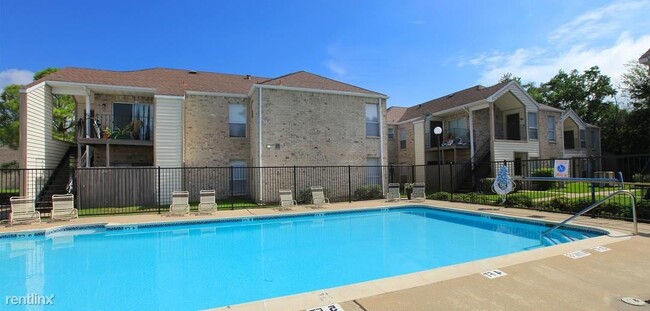 Building Photo - 2 br, 1.5 bath Condo - 1111 W Main St Flat...