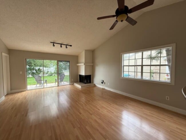 Building Photo - 2Bed, 2 Bath, Garage,Fireplace, &amp; Comm...