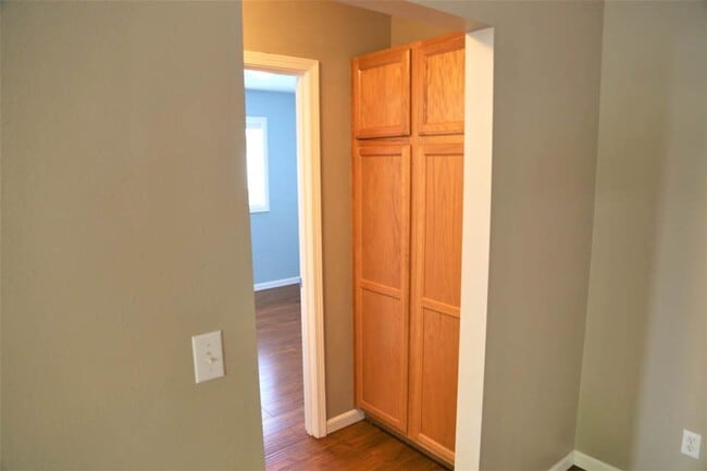Building Photo - 3 bed 2 bath Big Garden, Close to park and...
